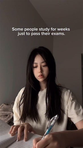 The difference isn’t effort. It’s strategy. ⸻ 1) Start with the exam, not the textbook Figure out what will actually be tested: topics, format, weight. Focus on what matters. Ignore the rest. ⸻ 2) Don’t just read — produce Reading feels productive, but it’s passive. Write notes, explain it out loud, test yourself. If you can teach it, you understand it. ⸻ 3) Use timed focus blocks 25 minutes of deep focus, 5 minutes break. After 4 rounds, take a longer break. Your brain works better in cycles, n