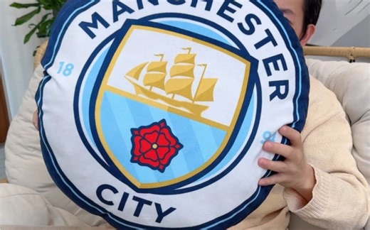 曼城俱乐部官方商品 | 队徽抱枕，超大居家足球靠垫，曼城球队周边。#曼城 #英超 #曼城足球俱乐部 #足球周边 #足球
