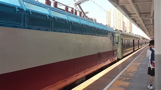 本务韶山7D0027 K5446进咸阳站 列尾厂修好的原色双25K
