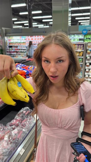 I don’t know what’s wrong with these bananas, they seem perfectly normal to me, the taste the same, look the same, smell the same, they’re just a little smaller, does size really matter THAT MUCH? #fruit #grocerystore #sundressgirl #funnygirl #dissapointment