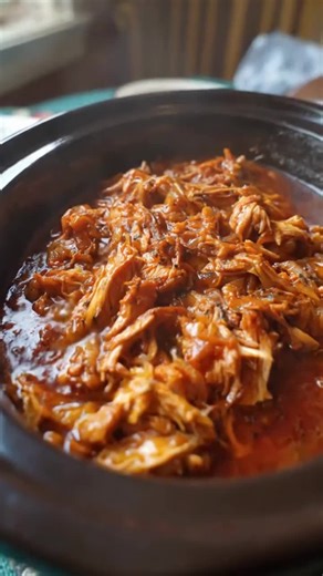 🍗 Slow Cooker BBQ Pulled Chicken Tender, juicy chicken slow-cooked in a rich, smoky BBQ sauce until perfectly shredable. This is the kind of easy comfort food that practically makes itself — sweet, tangy, and packed with bold flavor. 🛒 Ingredients (Serves 6) 2 lbs boneless, skinless chicken breasts 1 ½ cups your favorite BBQ sauce ¼ cup ketchup 2 tbsp brown sugar 1 tbsp apple cider vinegar 1 tbsp Worcestershire sauce 1 tsp garlic powder 1 tsp onion powder ½ tsp smoked paprika ½ tsp black peppe