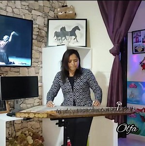 المغربية حبيبة الرياحي... انامل ذهبية تداعب آلة القانون بحرفية وتعزف ألحان الدبكة. | Olfa Zouari Hakim