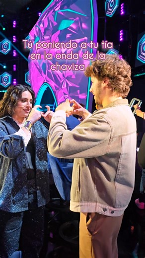 1.7M views · 42K reactions | #JuanpaZurita le enseña a #AnaBrenda como hacer un corazón para estar en tendencia 﫰 﫶  ¿#QuiénEsLaMáscara?, disponible en #LasEstrellas, #Univision y #ViX #Original | ¿Quién es la Máscara? | Facebook