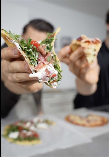 High Protein Pizza Zutaten für 1 Pizza 250g Hüttenkäse 60g Urdinkelmehl (oder normales Mehl) 1 Ei Salz & Pfeffer Für 20min bei 200°C Ober-/Unterhitze im Ofen backen Für Margherita: Tomatensauce, Oregano, Mozzarella und Basilikum, Olivenöl Für Thunfisch Pizza: Tomatensauce, Oregano, 100g Thunfisch, 1 EL Kapern, 1/2 rote Zwiebel, Mozzarella, Olivenöl Für Pizza Parma: Tomatensauce, Oregano, 50g Rucola, 50g Parmaschinken, 70g Cherry Tomaten, 1 Burrata, Olivenöl #pizza #protein #highprotein #rezept #