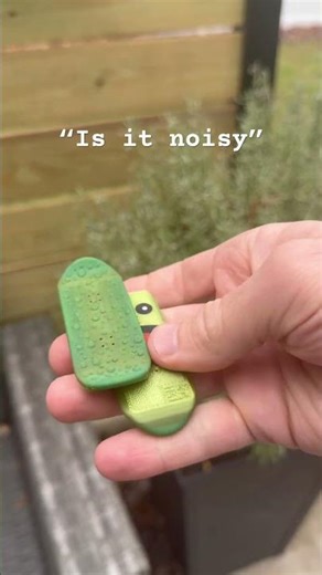 Very noise but so satisfying! #3dprinted #fingerboard #magneticfidget #kickflip #fidget