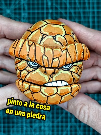 Pintando La Cosa en una Piedra