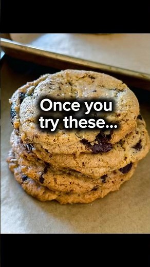 Want the recipe for the very best Brown Butter Sourdough Chocolate Chip Cookies? ⬇️