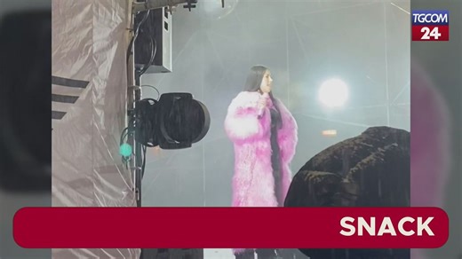 Ressa e spintoni al concerto di Anna Pepe: Ma che voglia avete sotto la neve?