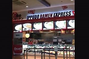 At Tosu Premium Outlets located in Kyushu, besides shopping, the restaurants offer a wide range of local specialties such as tonkotsu (pork based) ramen, noko udon (cold noodles) and many more! Free Wi-Fi is also available inside the Food Court. You'll definitely have a great shopping time! | Shopping Heaven / Premium Outlets Japan