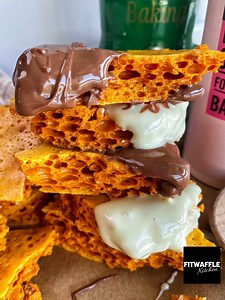 3-ingredient Homemade Honeycomb! 😍🍯 If you haven’t seen it on @fitwaffle yet, here’s how to make honeycomb at home! 🙌 You only need Golden syrup, caster sugar and bicarbonate of soda, then watch the magic happen! ✨ Sound on for full instructions 🔉 Measurements: 5 tbsp Golden syrup 200g Caster sugar 2 tsp Bicarbonate of soda Top tip: Once you put the bicarbonate of soda in, mix it in quickly, then pour it into the tray. If you over mix or overcook, it’ll fall flat! Happy Saturday! Enjoy 🥰 #r