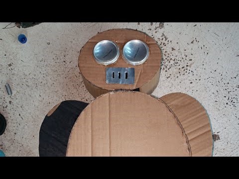 Homemade robot!! 🤖🔧 Walks and talks, 100% recycled material ♻️