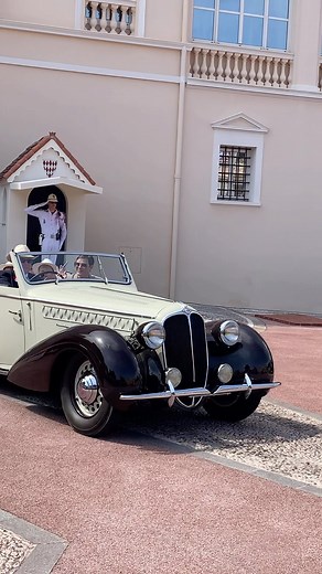 LES GRIMALDI RÉUNIS La famille princière de Monaco, toutes générations réunies, était réunie au grand complet sur le Rocher pour célébrer le prince Rainier, qui aurait eu 100 ans hier. #princealbert #monaco | Gala