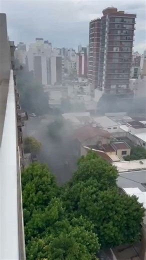 37K views · 36 reactions |  Momentos de tensión se vivieron esta mañana de domingo en el centro platense ante un presunto ataque de quemacoches en 10 y 44.  Afortunadamente, los daños son sólo materiales, ya que una dotación de bomberos llegó rápido para sofocar el incendio y traer tranquilidad a los vecinos de la zona. ¡Mirá el video!  Créditos: FVB #Policiales #Quemacoches #LaPlata #Tension | El Editor Platense | Facebook