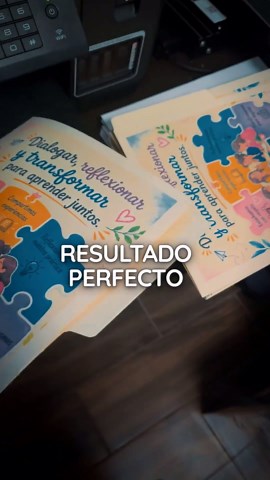🗂️ Cómo Imprimir Folders sin Cortar la Pestaña 🖨️✨ ¿Sabías que puedes imprimir en folders beige sin tener que cortar la pestaña? 😱🗂️ En este video te muestro paso a paso las configuraciones que uso en la computadora para mandar a imprimir correctamente y lograr un resultado limpio, práctico y funcional. 🖨️✅ Además, comparto un listado de marcas y modelos que pueden servir para imprimir en folders #FoldersPersonalizados #TipsDocentes #MaterialEscolar #OrganizaciónDocente #EducaciónPreescolar