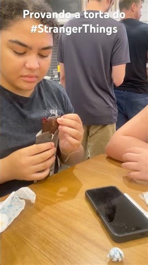 Provando a torta do #strangerthings no #macdonalds
