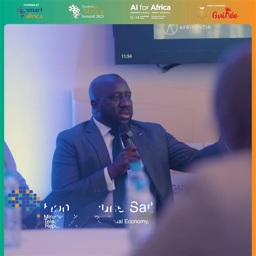 L’Hon. Alioune Sall, Ministre de la Communication et de l'Économie Numérique du Sénégal, a insisté sur l’importance de l’inclusion linguistique dans la transformation numérique africaine. Entre le Sénégal et la Guinée, où des communautés partagent frontières, cultures et langues, il a rappelé que l’IA doit intégrer les langues nationales et les dialectes locaux pour rendre les services numériques accessibles à tous, quel que soit le niveau d’alphabétisation ou l’endroit. Un message fort : la tec