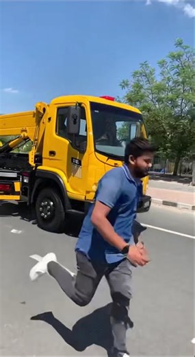 Aj dadi ko lekar crane￼ gadi ki delivery lene gya tha. | achanak dadi ne Excelerator de diya. |