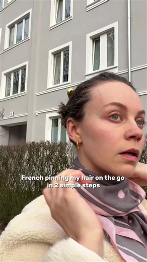 The easiest way to style your hair on the way and look chic 🥰 it takes you one French pin and two simple steps #creatorsearchinsights #easyhairstyles #hairstyletutorial #frenchpin #naturalhair
