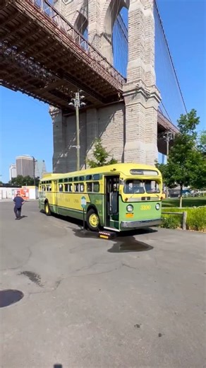 Vintage Bus Festival 🚌 All aboard! Step into the past at this beloved annual festival hosted by the New York Transit Museum. Climb aboard vintage vehicles and explore more than 90 years of New York City surface transit history. Snap photos, meet the bus drivers who keep our city moving, browse the pop-up shop, and take in sweeping views of the Manhattan skyline. A beloved and popular event, don’t miss this! WHEN: ⏰ Sunday, September 21. 10 am – 3:30 pm. WHERE: 📍Brooklyn Bridge Park - Emily War