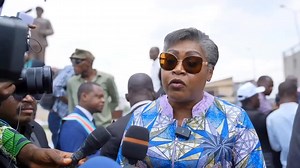 🚨" C'est pour moi un honneur en tant que première femme Premier ministre de la RDC de venir saluer la mémoire du premier Président de la République", déclare émue Judith Suminwa, lors de la cérémonie de commémoration du 56e anniversaire de la mort de Joseph Kasa-Vubu. ⤵️ | Radio Okapi