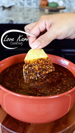 Salsa Macha Casera Salsa de Aceite Hot Oil Sauce Delicious. This is the perfect delicious and spicy salsa that goes with almost everything 😋 It has an excellent spice that accentuates the flavor of any dish. Goes well with quesdadillas, pozole, birria, caldos, huevos, tacos and more. SALSA MACHA INGREDIENTS: ► 2 cups olive oil ► 1/2 white onion ► 1 chile ancho ► 8 garlic cloves ► 1 corn tortilla ► 1 cup chile de arbol ► 1 cup of cashews ► 1/4 of pumpkin seeds ► 1/4 cup of sesame seeds ► Salt to