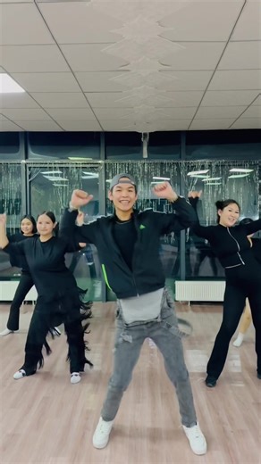 13K views · 387 reactions | ‼️Heeeey энэ долоо хоног хэдүүлээ  #Holly_dolly гоор амьсгалнаа бас л хөлсийг бол урсгана 掠шатаана шүү дээ 睊 Багш нар нь долоо хоног бүр бэлтгэлээ хийсээр л байгаа шөө удахгүй гоё мэдээнүүд дуулганаа  хүлээж байгаарай朗 | HiT dance Mongolia | Facebook