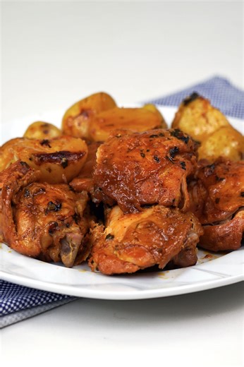 Eu não asso mais Frango! Assim fica pronto em 15 minutos! #frango #recipe INGREDIENTES: - 6 sobrecoxas de frango - 3 cebolas - 4 dentes de alho picados - 2 c. de sopa de manteiga em ponto pomada - 2 c. de sopa de mostarda - 1 c. de chá de páprica defumada - 1 c. de chá de páprica picante - sal - pimenta-do-reino - pimenta calabresa - 6 batatas pequenas MODO DE FAZER: Misture a manteiga, mostarda, a páprica defumada, picante, alho e demais temperos, reserve. Fure o frango e adicione a pasta. Cort