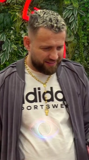 Big Brother Alb VIP Edition on Instagram: "“Shansi për të nxjerrë jashtë Rogertin është duke puthur Juelën”/ Luizi i drejtohet Stenaldos @stenaldomehilli @juelanikolli"