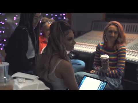 Timbaland in the studio create a beat for a music band !!