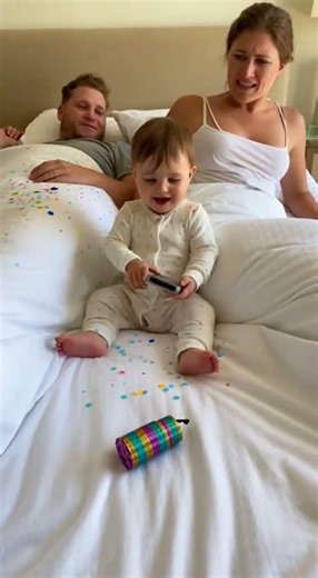 “Baby’s Morning Prank on Sleeping Parents 😂🎉 | Confetti Pop Surprise#BabyPrank #FunnyBaby #FamilyMom