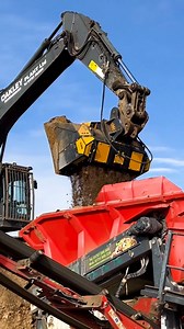 With the MB-HDS320 #paddingbucket and the RM kit, our customer is able to initially reduce the size of the #soil making the work of the #screening easier. The quality and quantity of the final product are significantly better as well as having increased productivity. 💪 #mbcrusher | MB crusher - MB SpA
