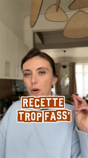 Emilie Daudin on Instagram: "Recette trop fass’ : la quiche lorraine Ici c’est la version très simple mais qui marche très bien ! - pâte brisée - 2 oeufs - 200g de lardons - 50cl de crème fraîche - un sachet de comté (à votre convenance !) - un peu de muscade - un plat assez haut (type gâteau) On mélange tout et on enfourne à 180 degrés pendant 40min environ. Promis, je vous fait une recette de gâteau la prochaine fois ! #Recettetropfass recette cuisine facile quiche"