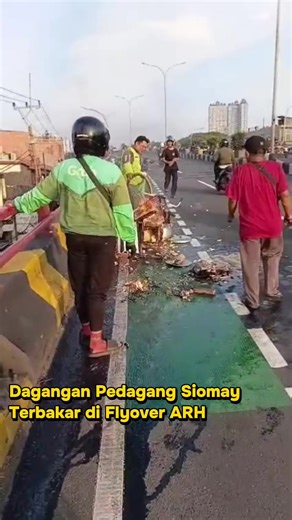 Seorang pedagang siomay warga kemiri muka, mengalami nasib naas usai dagangannya terjatuh dan sepeda nya ikut terbakar setelah tersenggol ojol di flyover arif rahman hakim, kota Depok. #pedagangsiomai #terbakar #ojol #depok #kdm @KANG DEDI MULYADI @Pemerintah Kota Depok @PROKOPIM DEPOK