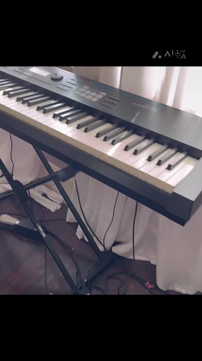 DIY Keyboard Stand with Hairpin Legs