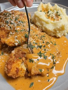 🍗 Creamy Pan-Fried Chicken 🍗 Juicy chicken breasts lightly pan-fried and finished in a creamy sauce for a simple home-style dinner everyone will enjoy ! Ingredients: • 4 boneless chicken breasts, butterflied • 2 tsp salt • butter & cream ... 👇 Full Recipe in Coʍmеոτ 💬 | Recipes by Rose