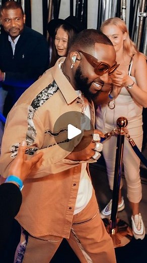 Davido on Instagram: "Man this TIMELESS run has been craazzzyyyy huge shoutout to The Lateish Show with Mo Gilligan. Check me out TONIGHT at 10pm ⏳ @mothecomedian"
