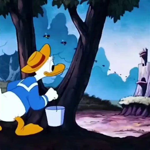 Donald Duck and the bee 🐝.