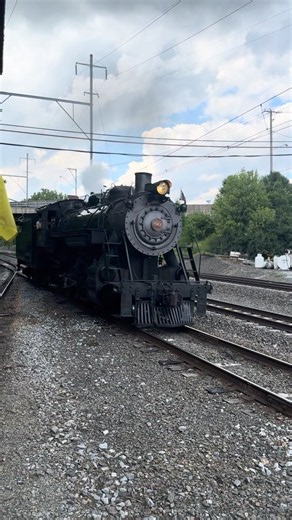 Strasburg 90 runs around the hourly train at Paradise