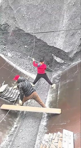 Round vs. Angular: Choosing the right aggregate shape for the job. 🏗️Not all crushed stone is create