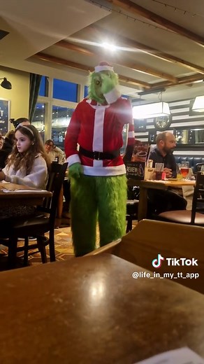 how naughty is this Grinch 🤣 #grinch #grinchtiktok #pizza #christmas #kids @Leah❤️