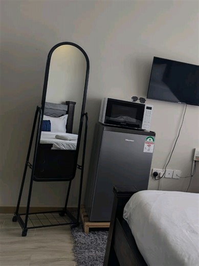 Airbnb studio unit available in Syokimau @2500/= per night. Located 5 minutes drive from JKIA & SGR. Amenities: ✓Backup generator 24/7. ✓Secured parking. ✓CCTV surveillance and security. ✓Mini-supermarket in the premises. ✓Fast internet access. ✓Smart TV. ✓Fully equipped kitchen. ✓Children's playground. ✓Swimming pool. ✓Well equipped gym. ✓Basketball pitch. ✓Elevetor. For bookings Call/WhatsApp 0797040353 #airbnbkenya #airbnbnairobi #syokimauhomes #marghomes #airbnbsyokimau