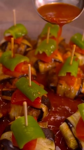 Oktay Aymelek | Türk mutfağının en sevilen lezzetlerinden biri olan İslim Kebabını hazırladım. Patlıcanların içerisine köfte koydum isterseniz etle de... | Instagram