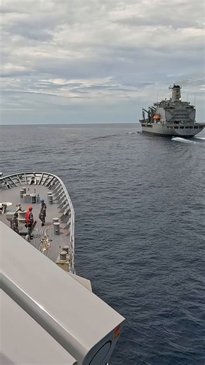 Thanks for the top-up U.S. Navy ⛽🤝 #HMASBallarat recently conducted a Replenishment at Sea (RAS), while deployed on Regional Presence Deployment 25-4. This RAS was more complex as Ballarat sailed 170 feet from USNS Rappahannock for almost two hours, while receiving aviation fuel. | Royal Australian Navy
