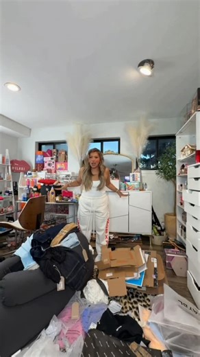 ROCIO.ROSES on Instagram: "VLOGMAS 🎄🎅🧹 I asked you on a poll if I should do Vlogmas and the “YES” was loud. So here we are This isn’t the aesthetic, perfectly curated Vlogmas you’re used to. My life is messy, loud, chaotic, imperfect... and real. No constant coffee-pour shots, no perfectly staged mornings. Just real life, as it is. And that’s exactly what you’re getting cheers to day 1 (6) • • • • #makeupreview #beautybloggers #beautyhacks #makeuplover #beautyjunkie #makeuptips #makeupvideo #