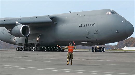 美国空军如何启动全重420吨的C5大型运输机 Starting US Air Force 420 Ton Monster Plane