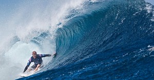 Magnifique : La légende Slater dans ses œuvres à Teahupoo