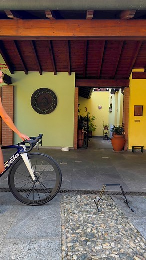 Shh 🤫… listen to the sound of cleanliness! Beauty treatment for my princess!••Shh 🤫… ascolta il suo del pulito! Trattamento di bellezza per la mia principessa!•• #triathlete #trending #asmr #roadbike #cyclist #bicycle #satisfying | Deborah Fashion Sport