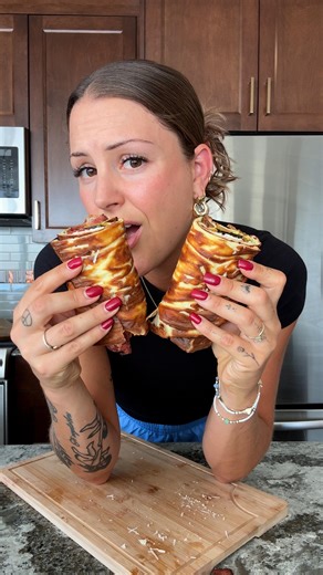 Madelaine Rascan - Studio Era on Instagram: "This is your sign…. to finally try this thing! - 225g cottage cheese (Im using 1% avalon organics) - 2 eggs - any seasonings you want bake@ 350 for ~30 mins, or until it’s golden brown. You want the golden top, otherwise the inside will still be mushy. Stuff with whatever you’d like to fit your calories and macros to reach your goals! 🦴 🍎 🦷"