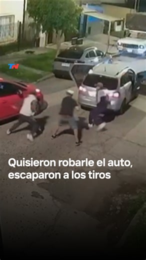 "ES LA CUARTA VEZ EN EL AÑO QUE NOS ROBAN" I Belén se subió a su auto y no lo puso en marcha porque vio que llegaba otro y lo quiso dejar pasar. De repente, se sorprendió al ver que el vehículo frenó: eran delincuentes que querían robarle. Inmediatamente, los cuatro ladrones comenzaron a los tiros y se escaparon sin llevarse nada. "Tuvimos que llevarla al hospital porque una bala le rozó la pierna", le contó a TN la mamá de Belén. Ocurrió en Aldo Bonzi, partido de La Matanza. | TN Todo Noticias
