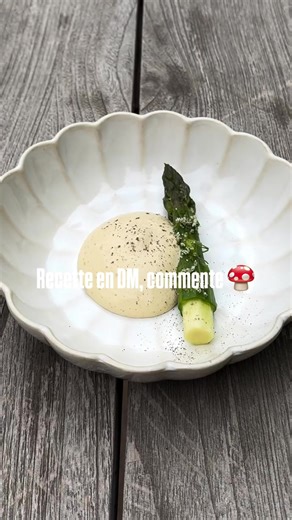 @nicolassintes L’asperge verte avec une hollandaise aux morilles. Le printemps s’invite en cuisine avec cet mariage iconique. Envoi 🍄 en commentaire pour la recette complète dans tes DM! 💾 Sauvegarde la vidéo pour tes prochains plats de printemps! Green asparagus with a morels hollandaise sauce. Spring is coming soon. Send 🍄 for the full recipe! 💾 Save the video for your next spring recipe. #asperges #gastronomie #chefskills #recipe #guidemichelin